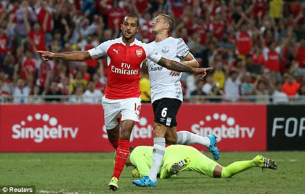 Theo Walcott mở đầu cho chiến thắng của Arsenal.